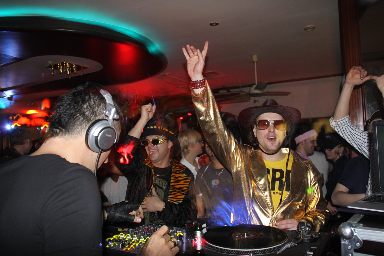 DJ Monaco en b2b dans un club, soirée veste dorée mains levées