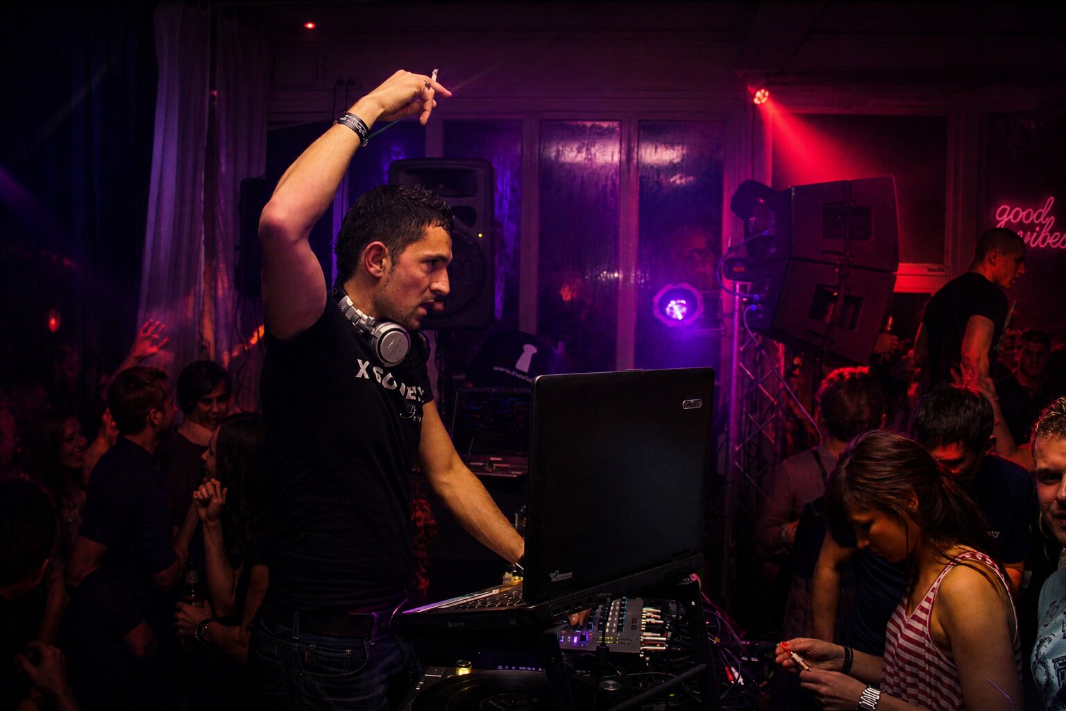 DEEP UNIT, DJ Monaco, main levée derrière les platines, ambiance club good vibes