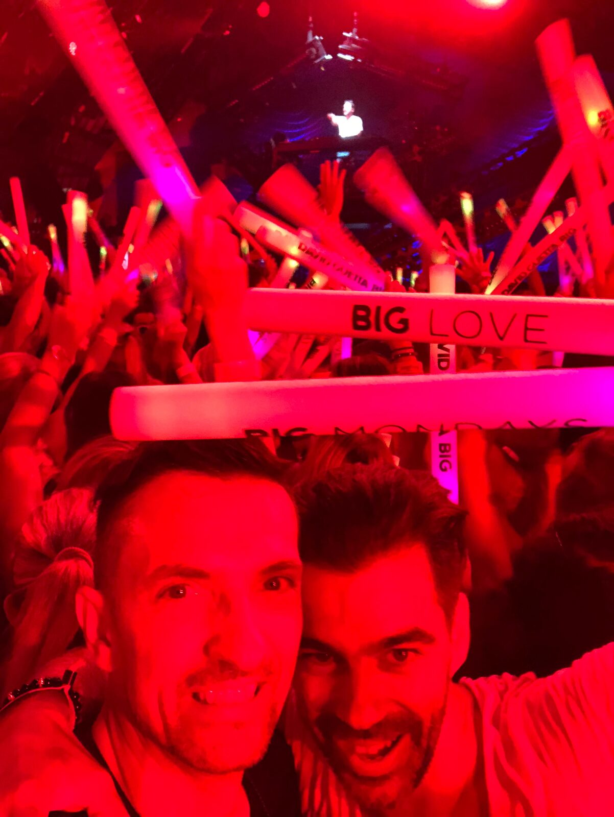 Foule sur un événement DJ Monaco sous les lumières rouges