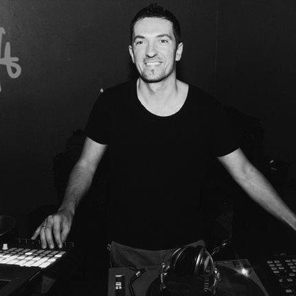 DEEP UNIT, DJ basé à Monaco, aux platines en noir et blanc