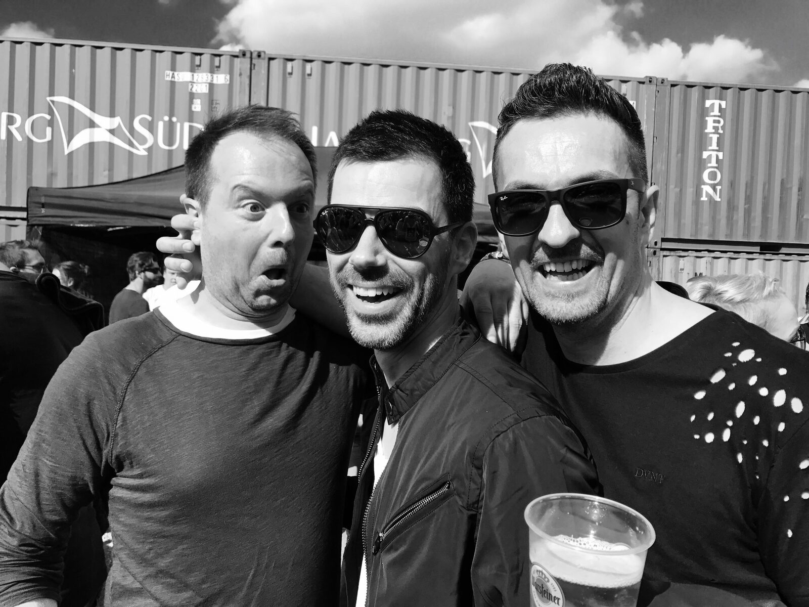 DJ Monaco en festival, image en noir et blanc