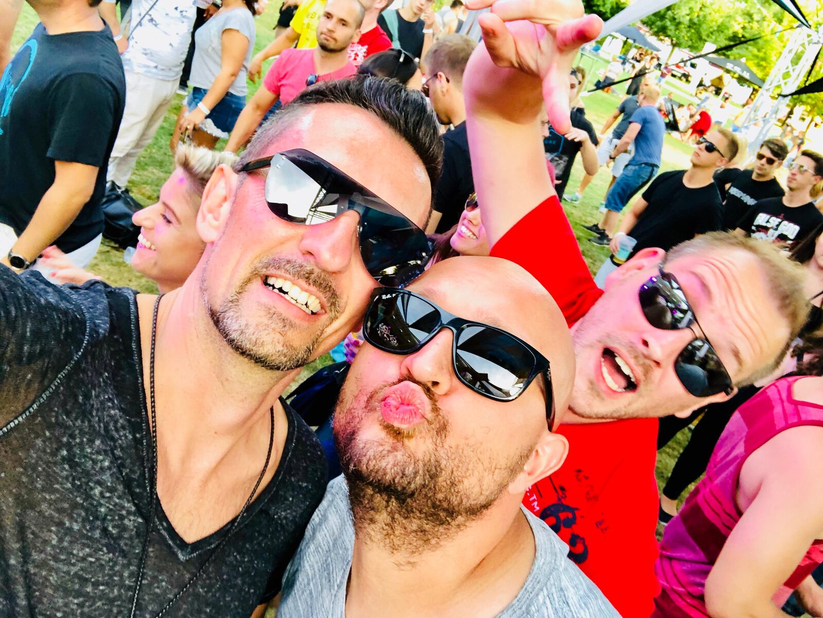 DEEP UNIT, DJ à Monaco, avec son équipe sur un festival en plein air
