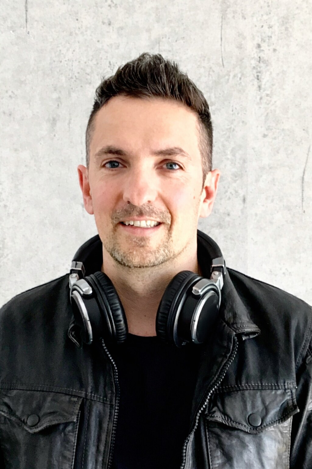 DEEP UNIT, DJ à Monaco, portrait en veste en cuir