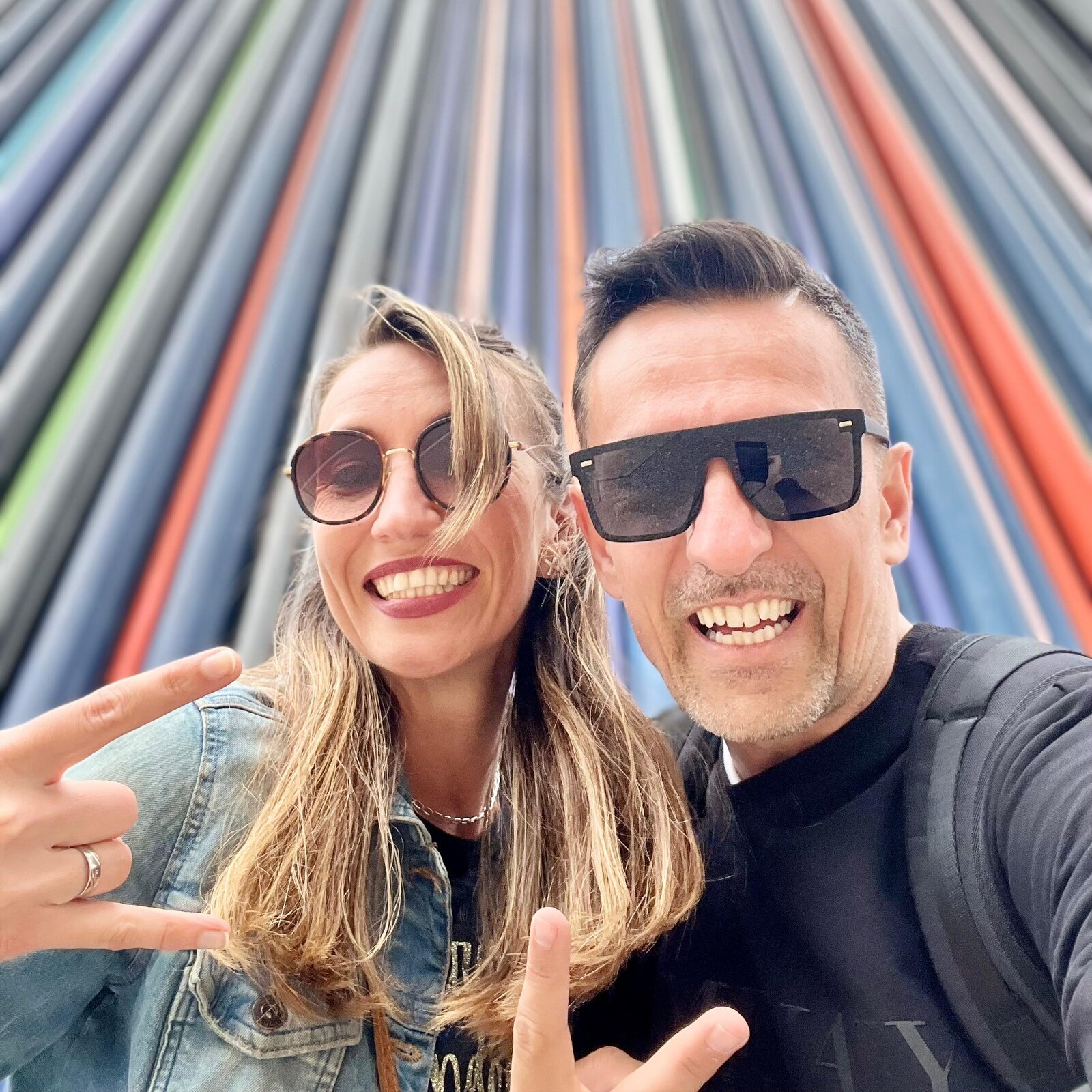 DEEP UNIT, DJ basé à Monaco, devant une installation artistique colorée